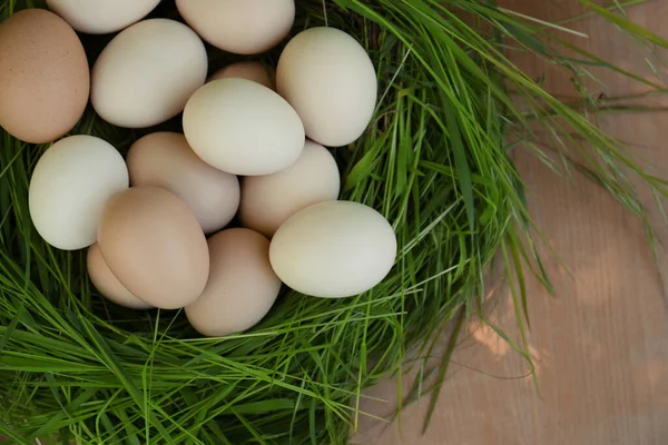 Nest Made Green Grass Fresh Raw Eggs Wooden Table Top — Foto de Stock