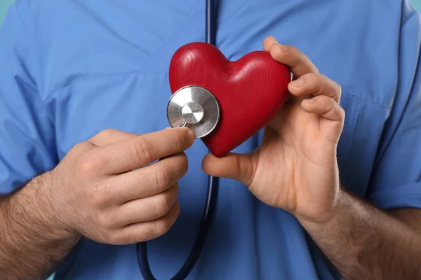 Arzt Mit Stethoskop Und Rotem Herz Nahaufnahme Kardiologie Konzept — Stockfoto