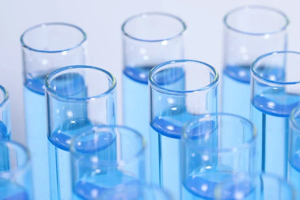 试管与试剂在浅蓝色背景 实验室分析 — 图库照片