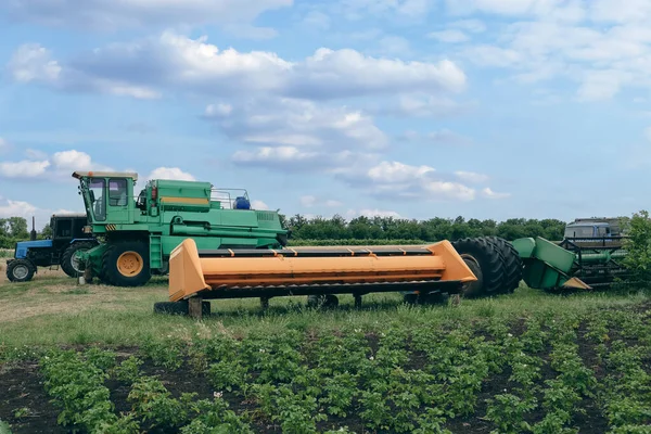 Modern Combine Harvester Tractor Plough Agricultural Field — Stock fotografie