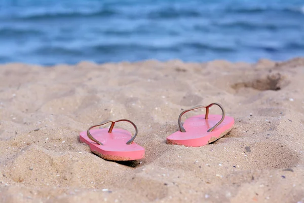 Stilvolle Flip Flops Sandstrand Der Nähe Des Meeres — Stockfoto