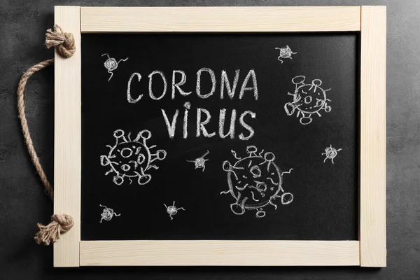 Blackboard Med Ordet Coronavirus Grått Bord Ovanifrån — Stockfoto