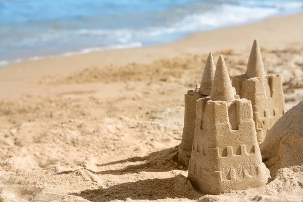 晴れた日には海の近くの砂の城とビーチ テキストのスペース — ストック写真