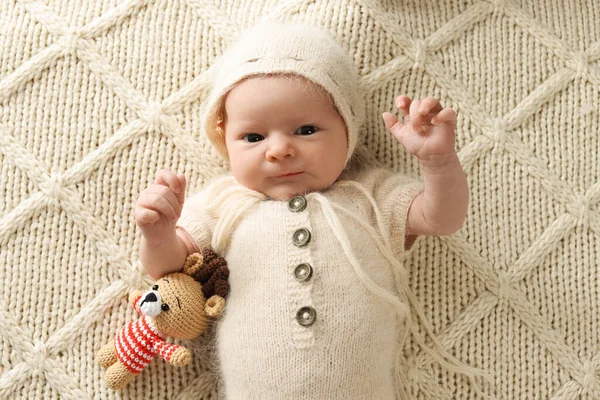 Очаровательный Малыш Оленьей Игрушкой Лежащей Одеяле Вид Сверху — стоковое фото