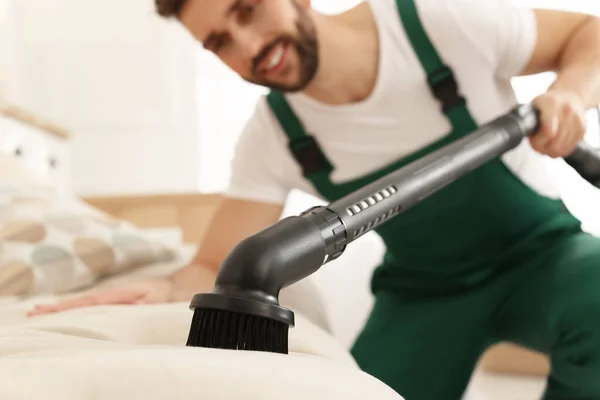 Professional Janitor Vacuuming Sofa Living Room Focus Nozzle — Stock Photo, Image