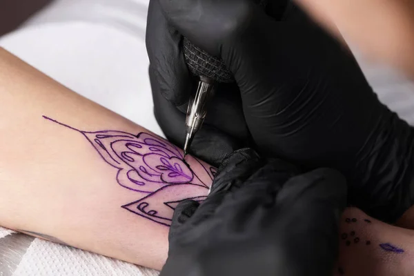 Artista Profesional Haciendo Tatuaje Mano Mesa Primer Plano — Foto de Stock