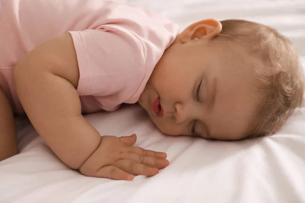 Schattige Kleine Baby Slapen Bed Close — Stockfoto