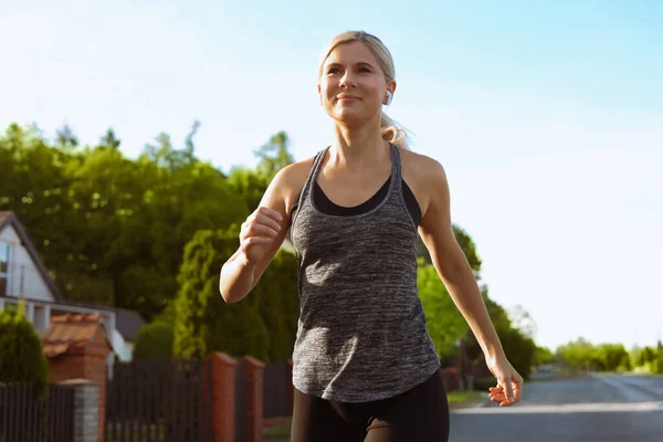 Femme Avec Écouteurs Sans Fil Jogging Autour Quartier Matin — Photo