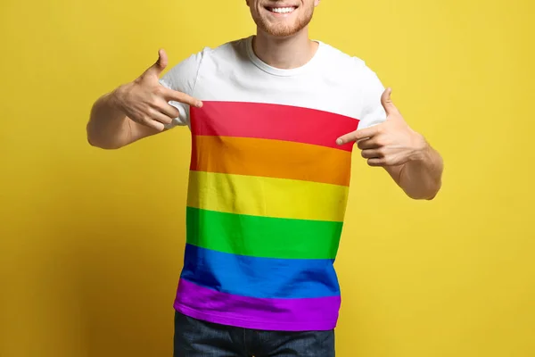 Hombre Joven Vistiendo Camiseta Con Imagen Bandera Del Orgullo Lgbt —  Fotos de Stock