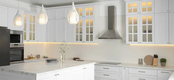 Гарний Кухонний Інтер Новими Стильними Меблями Дизайн Прапора — стокове фото