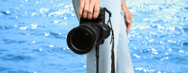 Fotógrafo Profissional Com Câmera Moderna Visão Turva Belo Mar Dia — Fotografia de Stock