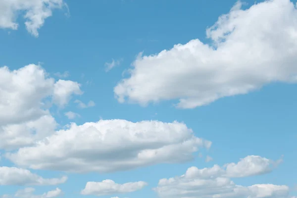 ふわふわの雲が広がる青空の絵のような景色 — ストック写真