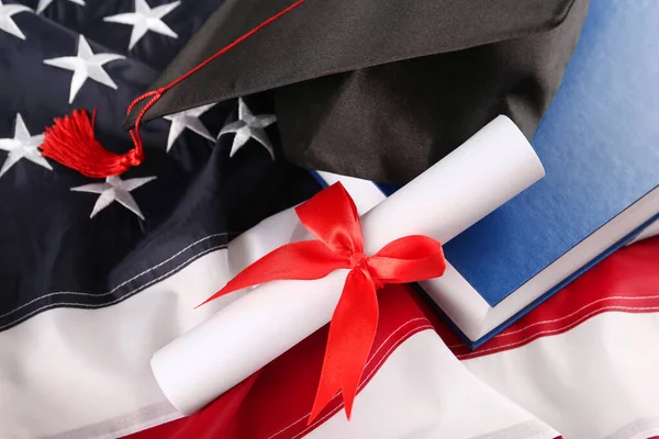 Sombrero Graduación Negro Diploma Libro Sobre Bandera Estadounidense Vista Superior — Foto de Stock