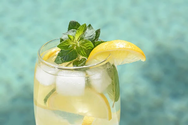 Refreshing Drink Citrus Slices Mint Blurred Background Closeup — Fotografia de Stock