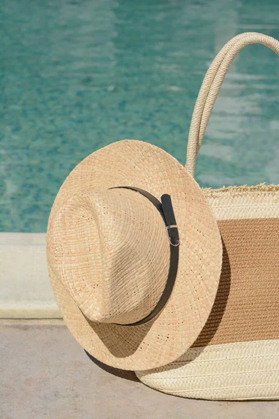Elegante Bolso Sombrero Cerca Piscina Aire Libre Día Soleado Accesorios —  Fotos de Stock
