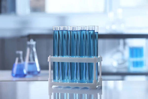 Provette Con Liquido Azzurro Sul Tavolo Laboratorio — Foto Stock