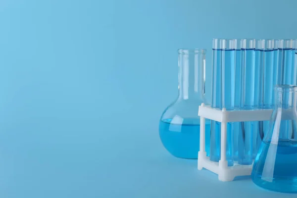 Лабораторний Посуд Світло Блакитною Рідиною Бірюзовому Фоні Простір Тексту — стокове фото