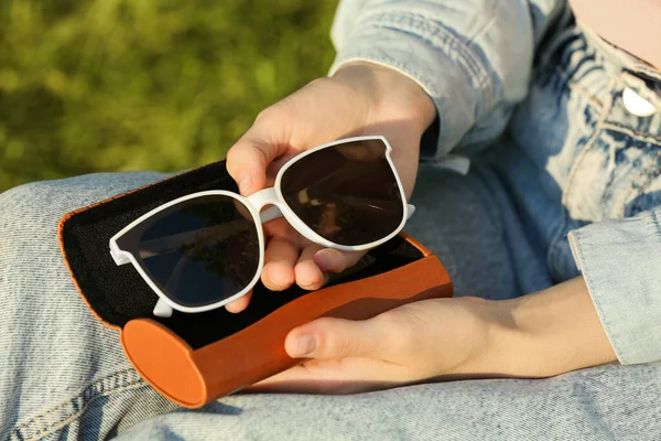 Vrouw Met Zonnebril Bruin Lederen Behuizing Buiten Zonnige Dag Close — Stockfoto