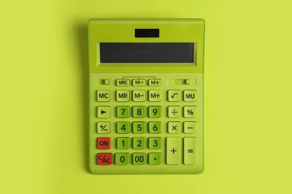 Moderne Rekenmachine Groene Achtergrond Bovenaanzicht — Stockfoto