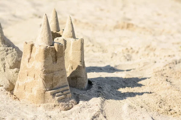 Praia Com Castelo Areia Dia Ensolarado Espaço Para Texto — Fotografia de Stock