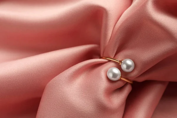 Elegant Golden Ring Pearls Pink Silk Closeup — 图库照片