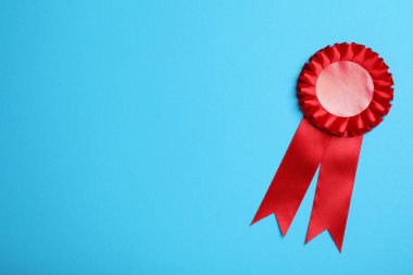 Turkuaz arka planda kırmızı ödüllü kurdele, üst manzara. Metin için boşluk