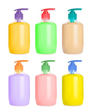 Beyaz zemin üzerinde çok renkli sıvı sabun şişeleri ile ayarlandı