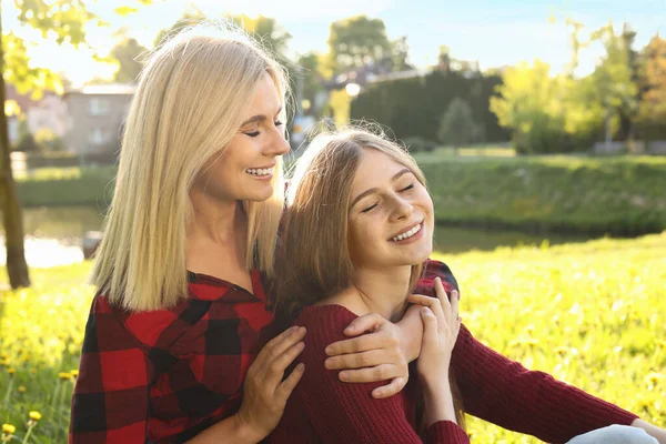 Happy Mother Her Daughter Spending Time Together Park Sunny Day — Stock Photo, Image
