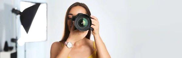 Fotógrafo Profissional Com Câmera Estúdio Espaço Para Texto Design Banner — Fotografia de Stock