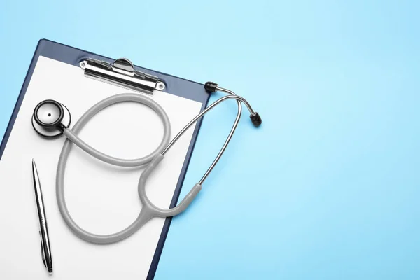 Clipboard Stethoscope Pen Light Blue Background Top View Space Text — Foto de Stock