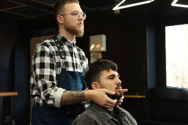 Cabeleireiro Profissional Trabalhando Com Cliente Barbudo Barbearia — Fotografia de Stock