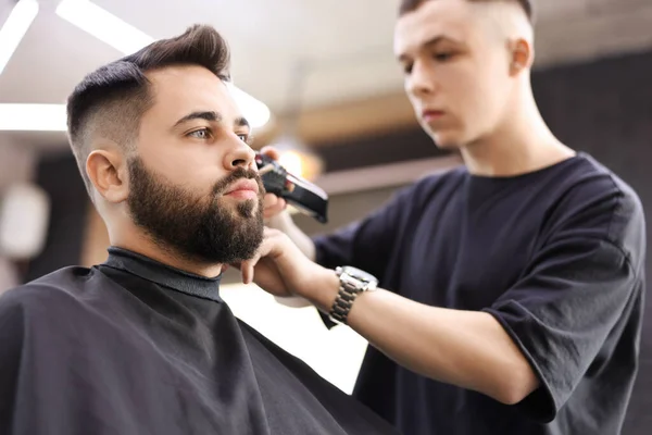 Cabeleireiro Profissional Trabalhando Com Cliente Barbearia — Fotografia de Stock