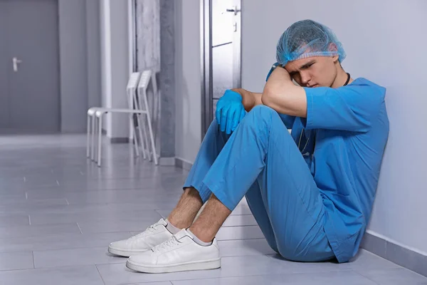Kimerült Orvos Szürke Fal Mellett Kórház Folyosóján — Stock Fotó