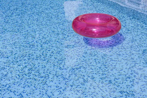 Anillo Inflable Flotando Agua Piscina Espacio Para Texto — Foto de Stock