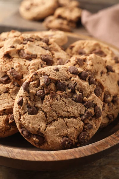Wooden Plate Delicious Chocolate Chip Cookies Closeup — Foto de Stock