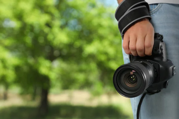 Professioneller Fotograf Mit Moderner Kamera Und Verschwommenem Blick Auf Den — Stockfoto