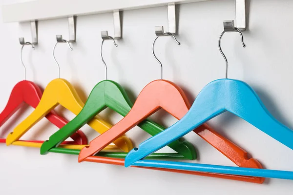 Rack Empty Bright Clothes Hangers White Wall — Stock Photo, Image