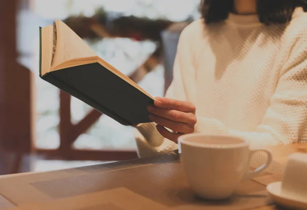 Mujer Con Libro Lectura Café Mesa Madera Primer Plano — Foto de Stock