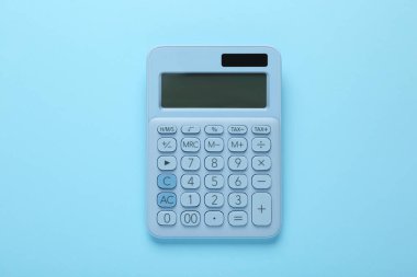 Açık mavi arkaplanda modern hesap makinesi, üst görünüm
