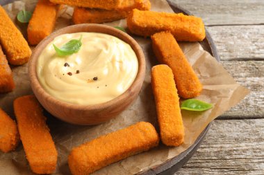 Lezzetli tavuk nugget ve peynir soslu fesleğen, ahşap masa, yakın plan
