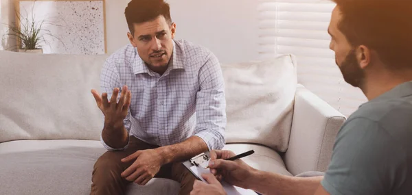 Unhappy Man Having Session His Therapist Indoors Banner Design — Fotografia de Stock