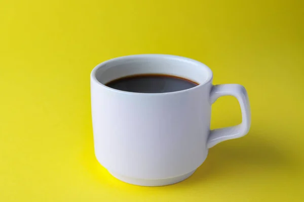 Weißer Becher Mit Frisch Gebrühtem Heißen Kaffee Auf Gelbem Hintergrund — Stockfoto