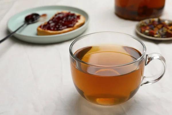 Tasse Frisch Gebrühter Tee Getrocknete Kräuter Und Brot Mit Marmelade — Stockfoto
