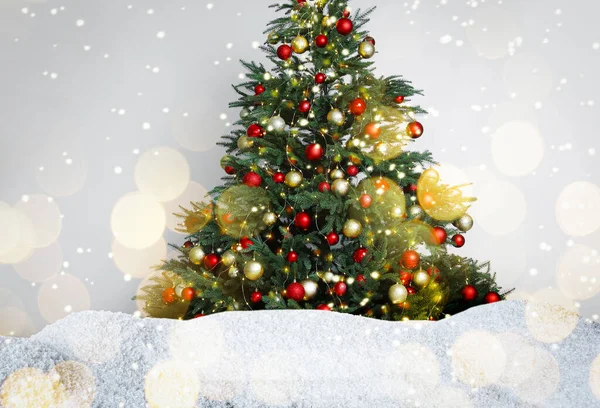 Beautifully Decorated Christmas Tree Snow Light Background Bokeh Effect — Stok fotoğraf