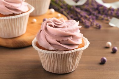 Tahta masadaki kremalı tatlı kek, yakın plan.