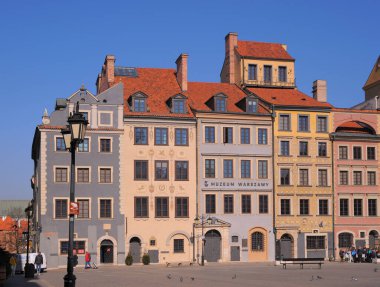 VARŞAN, POLAND - 22 Mart 2022: güneşli bir günde Eski Şehir Caddesinin güzel manzarası