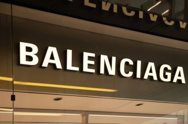 Warshaw, Polonya - 14 Mayıs 2022: Alışveriş merkezinde Balenciaga moda mağazası