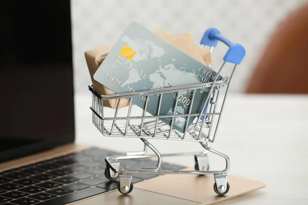 Online Bezahlkonzept Kleiner Warenkorb Mit Bankkarte Schachteln Und Laptop Auf — Stockfoto