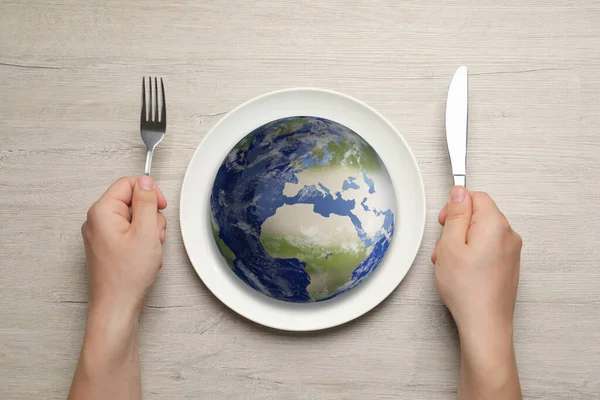 Global Food Crisis Concept Man Cutlery Globe Earth Plate Wooden — Stock Photo, Image