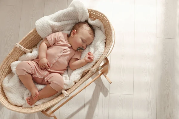 Niedliches Kleines Baby Mit Schnuller Schlafend Weidenbett Hause Von Oben — Stockfoto